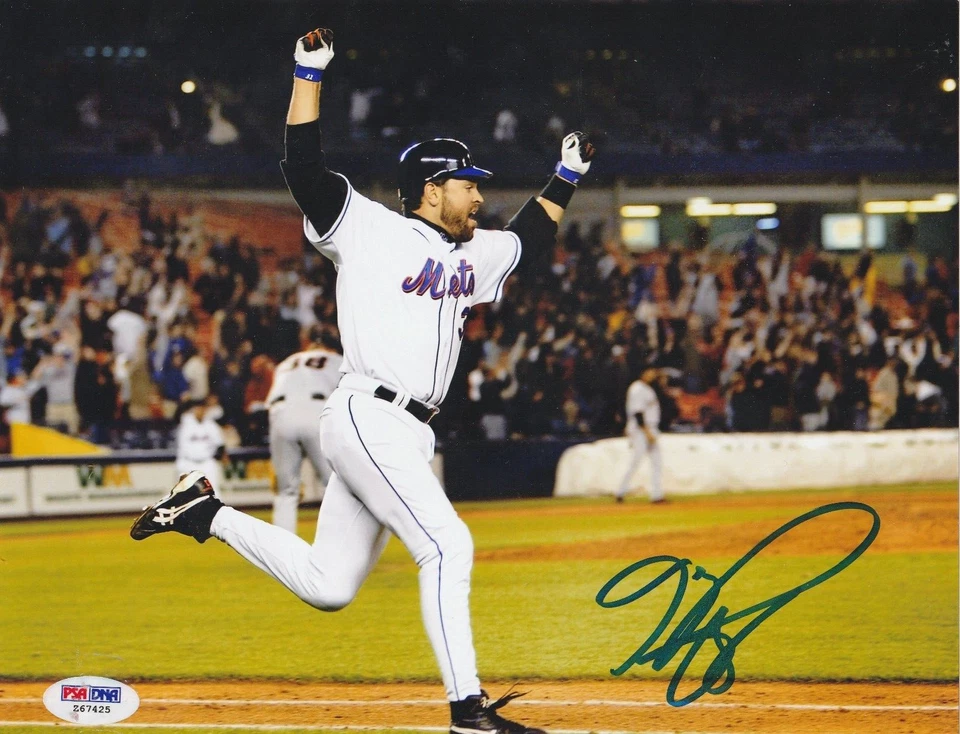 MIKE PIAZZA  NEW YORK METS  PSA AUTHENTICATED  ACTION SIGNED 8x10 - Image 1 of 1