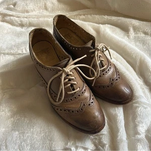 Frye Maggie Oxford Punta de Ala Cuero Perforado Tacón Zapatos Mujer 6 Marrón Oliva - Imagen 1 de 9