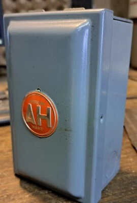 Relé Arrow Hart tipo R con gabinete - 28306U - 440 voltios - Nuevo en caja Foto 1 de 4