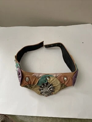 Cinturón de cuero melocotón NINA ARJANI AÑOS 80 - TAL CUAL con medallones dorados y perlas de imitación Foto 1 de 4