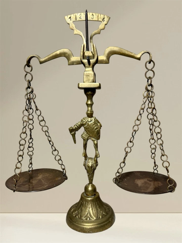 Caballero medieval escala de justicia de latón macizo vintage equilibrio de mesa decorativo Foto 1 de 4