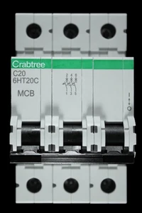 CRABTREE 20 AMP CURVE C 10kA TRIPLE POLE MCB CIRCUIT BREAKER 6HT20C LOADSTAR - Picture 1 of 6