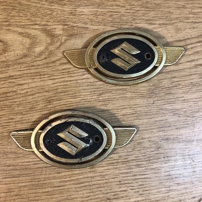 Suzuki TC120 1970 Bearcat emblemas de tanque 68111-22200 OEM Foto 1 de 4