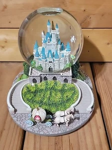 Disney Cinderella Castle with Horse & carriage- Snow Globe Musical. - Picture 1 of 19