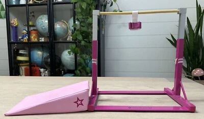 Barra de gimnasia rosa American Girl retirada de metal y cuña McKenna usada en excelente estado Foto 1 de 4