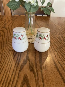 Gibson Christmas Charm Salt & Pepper Shaker Set Holly Berries with Gold Trim - Picture 1 of 10
