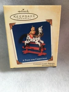 2005 A PONY FOR CHRISTMAS NEU Hallmark Pferd kleiner Teddybär Ornament Neu im Karton 1 - Bild 1 von 2
