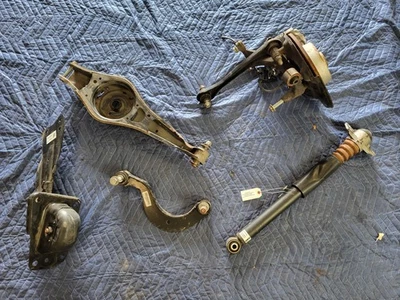 Rodilla de suspensión trasera del conductor izquierdo Volkswagen usada OEM para Passat 2015-2019 1,8 L Foto 1 de 4