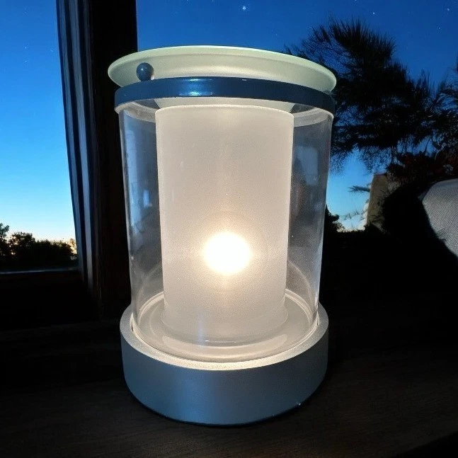 Calentador de Cera Scentsy ENCANTADOR Y BASE PLATEADA 2 Cajas Tamaño Completo Auténtico NUEVO en Caja Foto 1 de 3