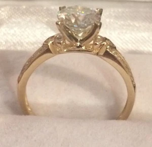 Anello VVS2 1,09CT in moissanite e accenti di diamanti naturali in oro giallo - Foto 1 di 5