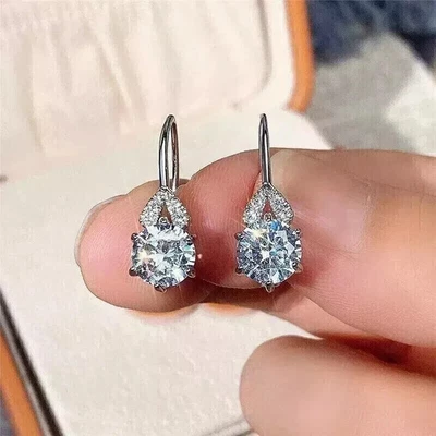 Pendientes colgantes para mujer de corte redondo creados en laboratorio de 2,00 quilates enchapados en oro blanco de 14 quilates Foto 1 de 3