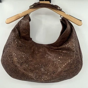 BIG BUDDLA XL Tan Bucket Shoulder Bag With Laser Cutouts Over Bronze Metallic - Bild 1 von 12