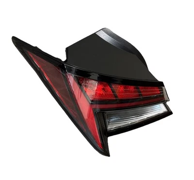 Luz trasera exterior halógena izquierda Hyundai Elantra 2021-2023 sedán  Foto 1 de 4