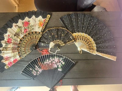 Cuatro ventiladores de mano de colección de varios tamaños ventiladores de luto de tela y bambú de 5" a 9" Foto 1 de 4