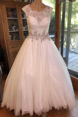 魅力新娘象牙色蕾丝婚礼礼服帽袖串珠腰围女式小号 — 第 1/4 张图片