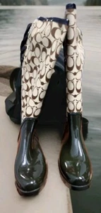 Coach Tristee 12 cm Sig C/glänzende Gummi Khaki/Kastanie Stiefel mit Schleife Größe 7 m - Bild 1 von 16