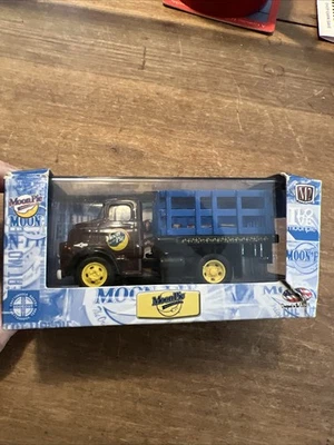 M2 Machines 1957 Dodge 700 COE Stake Bed Truck Moon Pie Diecast 1:64 Brown Blue - Image 1 of 4