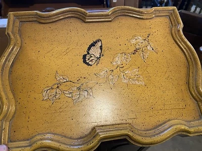 Mesa auxiliar Brandt Furniture vintage amarilla “Petite” con mariposa y flores Foto 1 de 4