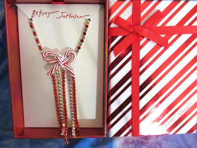 Collar Colgante Betsey Johnson Arco Bastón de Caramelo Piedras de Vidrio Rojo/Iridiscente Nuevo en Caja Foto 1 de 4