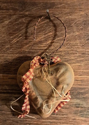 2.75"L PRIM RUSTIC BLACKENED BEESWAX HEART WIRE HANGER & MINI KEY  ORNIE/HANGER - Image 1 of 3