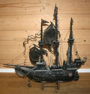 Antikes Schiffsmodell aus Holz. Dreimaster. Segelschiff mit Kanonen. 70x70 cm. - Bild 1 von 8