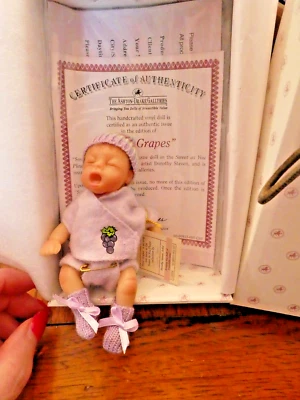 MUÑECA BEBÉ UVAS AGRIAS 4 PULGADAS DE ASHTON DRAKE GALERÍAS COMO NUEVA EN REMITENTE Foto 1 de 4