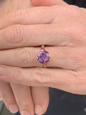 Anillo solitario antiguo de oro rosa de 14 quilates con zafiro púrpura de 2,5 gramos Foto 1 de 4