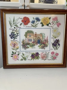 Muestreador de jardín vintage enmarcado floral grande punto de cruz marco de madera - Imagen 1 de 7