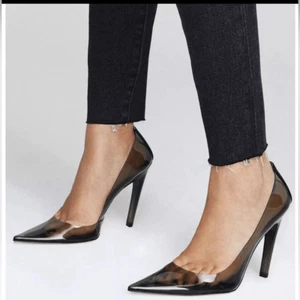 Neu im Karton Good American Cinder-F*ucking-Rella schwarze Rauchpumpe durchscheinend - Größe 11 - Bild 1 von 12