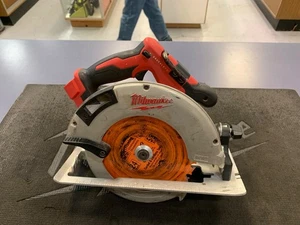 Scie circulaire Milwaukee 7 1/4 pouces lame modèle 2631-20 M18 - Photo 1/3