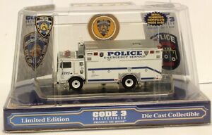 Code 3 Collectibles 12550 NYPD Mack/Saulsbury Heavy Rescue Truck - W/CARD SLEEVE