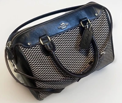 蔻驰 Legacy 提花迷你 Bennett 挎包 F57242 黑色牛奶编织斜挎包 — 第 1/4 张图片