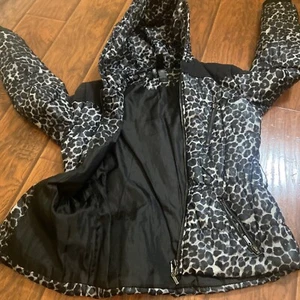 Ladie’s Small Coat - Picture 1 of 7