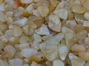 Lote a granel de 100 gramos de astillas de cristal de aventurina amarillas no perforadas pulidas - Imagen 1 de 2