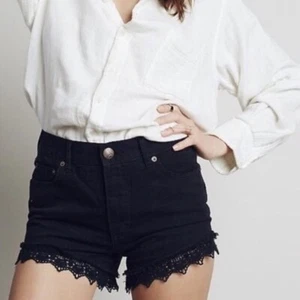 Free People Crochet Lace Trim Shorts Fray Hem Festival Black Size 24 NWT - Imagen 1 de 9