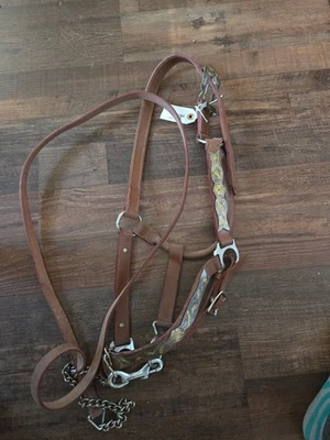 Halter de exhibición de tamaño caballo marrón claro con cadena de cuero a juego Foto 1 de 4