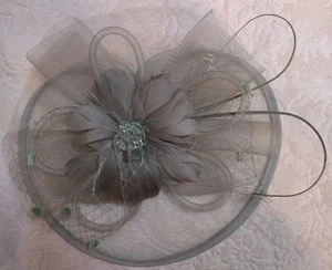 Clip On Hat Fascinator , Gray Flower Feather Mesh Netting Derby Wedding Retro  - Picture 1 of 11