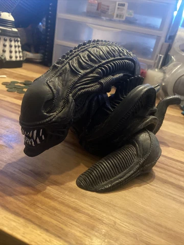 Diamond Select Toys Avp Alien Warrior Piggy Bust Coin Figure Bank Thinkgeek Cover