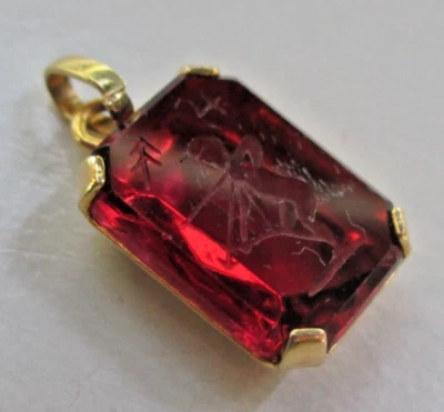 Ancien pendentif couleur or serti rubis gravé sagittaire bijou vintage 2294 - Photo 1/4