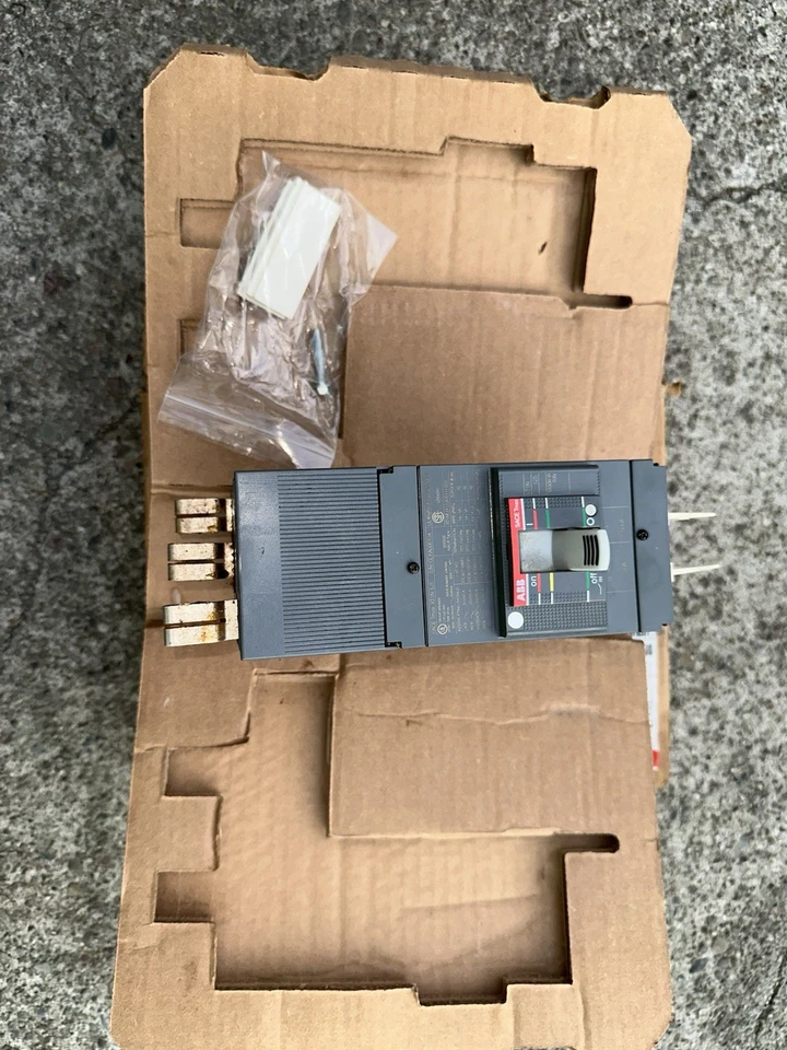 NIB ABB CIRCUIT BREAKER XT1HU3100AYD000XXX 1SDA074706R1 I-LINE 100A 600Y/347V 3P - Image 1 of 4
