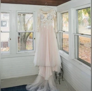 Vow’d Wedding Dress - Picture 1 of 3