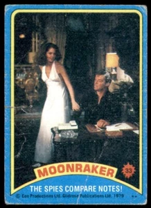 1979 Topps James Bond Moonraker #33 Los espías comparan notas - Imagen 1 de 2