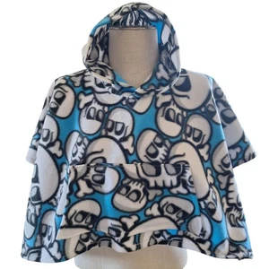 Poncho teschio pile bambini fatto a mano con tasca e cappuccio seggiolino auto blu nero bianco - Foto 1 di 15