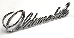Cutlass 442 1971-1972 Hood Script emblema "Oldsmobile" con sujetadores licencia GM - Imagen 1 de 5