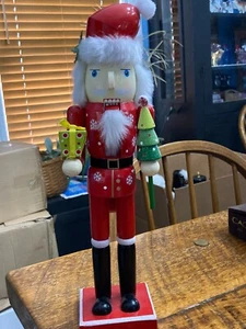 Nussknacker 15 Zoll WEIHNACHTSMANN MIT WEIHNACHTSBAUM UND VERPACKTEM GESCHENK - Bild 1 von 3