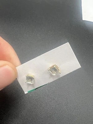 Pendientes de poste cuadrado de oro amarillo de 10K Foto 1 de 4