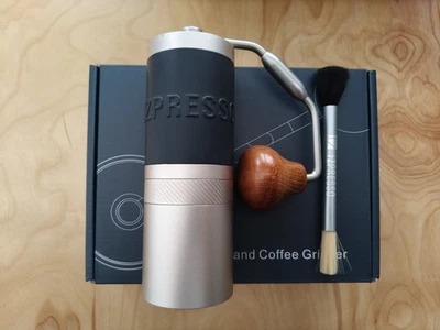 Molinillo de café manual 1Zpresso J (plateado, capacidad 35g, mango plegable)  Foto 1 de 4