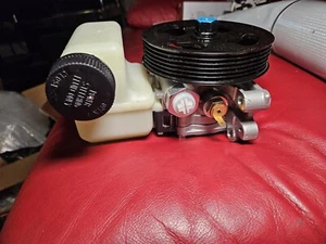 Bomba de dirección asistida con polea y depósito *dañado* para Mazda CX-7 2007-2012  - Imagen 1 de 6