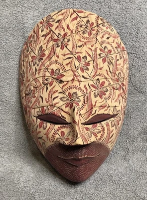 Máscara de tela de madera batik indonesio tallada a mano vintage decoración de pared cultural de Bali Foto 1 de 4