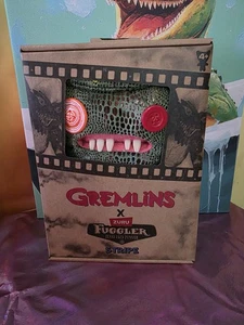 RARO Juguete de Peluche Fuggler x Gremlins Rayas Divertido Monstruo Feo Botón Púrpura Nuevo  - Imagen 1 de 4